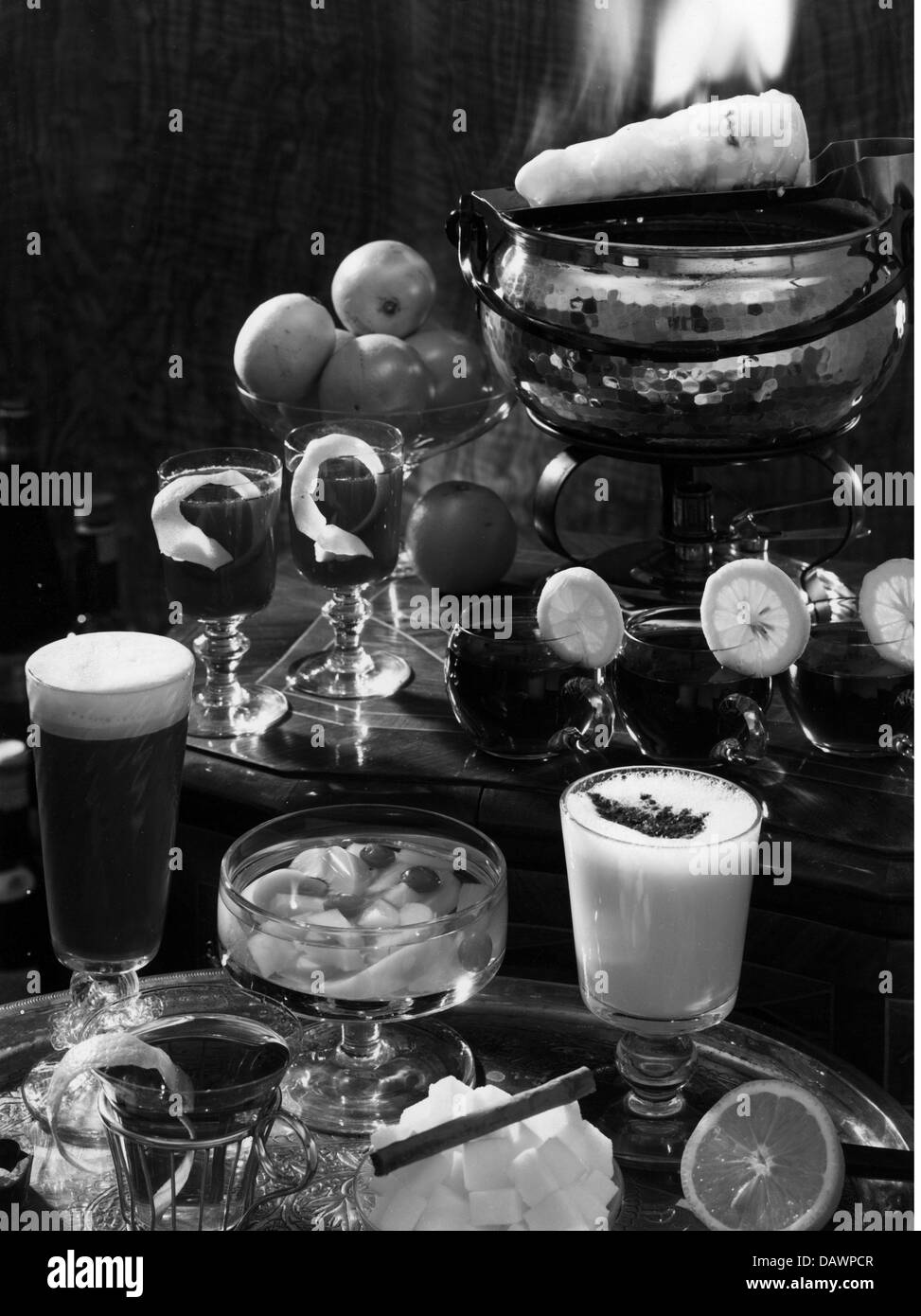 Essen, Tisch bereit mit heißen Getränken, um 1950, zusätzliche-Rights-Clearences-nicht verfügbar Stockfoto