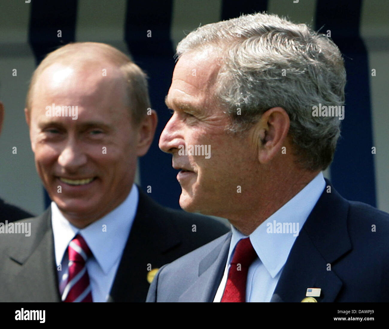 Der Präsident von Rußland Vladimir Putin und der US-American President George W. Bush (R) sind in Heiligendamm, Deutschland, 7. Juni 2007 abgebildet. Bis 8. Juni 2007 statt der G8-Gipfel findet unter intensiven Sicherheitsmaßnahmen in Heiligendamm. Foto: Oliver Berg Stockfoto