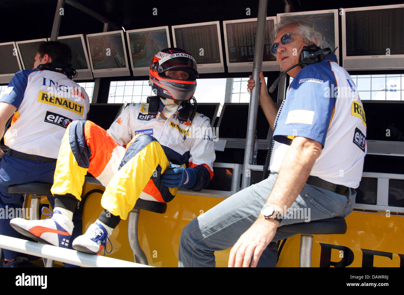Finnische Formel-1-Pilot Heikki Kovalainen (L) von Renault und seine wichtigsten italienischen Flavio Briatore Teamsitzung während der Praxis 3 an der Rennstrecke Gilles Villeneuve in Montreal, Kanada, 9. Juni 2007. Die Formel 1 Grand Prix von Kanada findet am 10. Juni 2007. Foto: GERO BRELOER Stockfoto