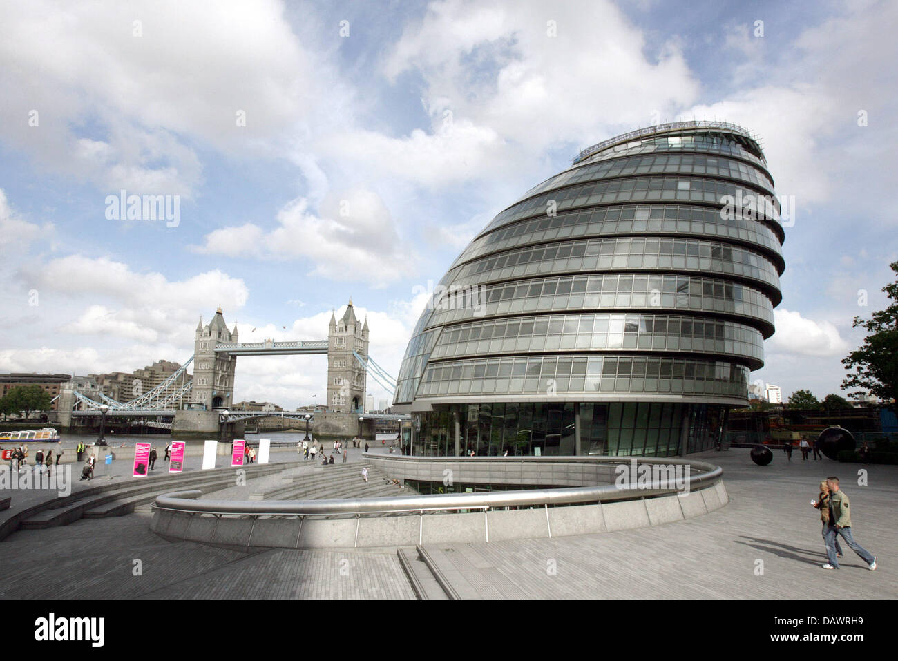 Das Rathaus (R) blickt auf die Tower Bridge (L) in London, Vereinigtes Königreich, 30. Mai 2007. Star-Architekten Sir Norman Foster entwarf das Gebäude im Juli 2002 abgeschlossen. Foto: Andreas Gebert Stockfoto