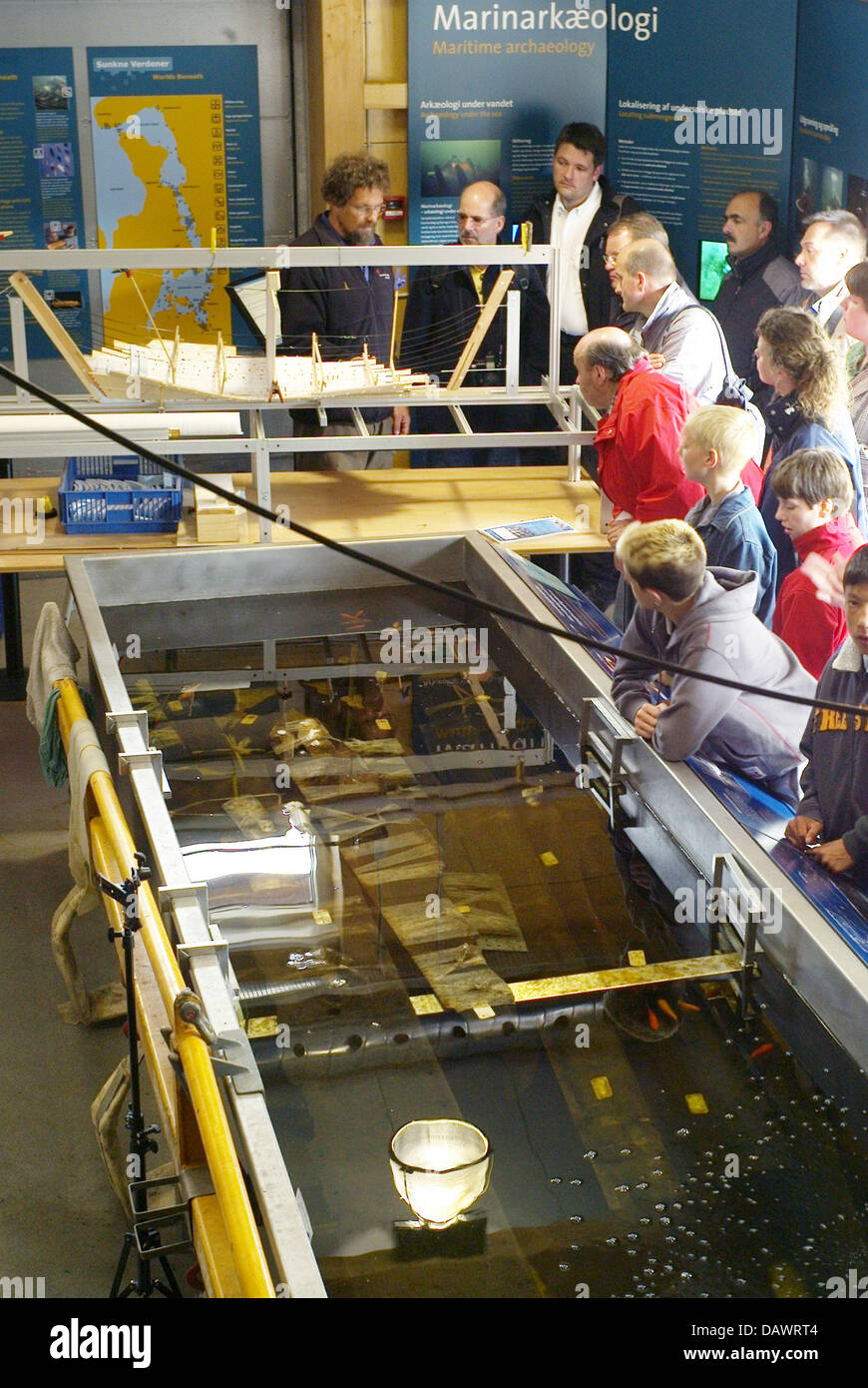 Besucher schauen Sie sich ein Modell eines Wikingerschiffes in der archäologischen Werkstatt des Museums für Wikingerschiffe in Roskilde, Dänemark, 22. Mai 2007. Das Modell stellt das ehrgeizigste Projekt der Wikinger Schiff der Welt. Das lange Boot Skuldelev 2, ein Wikinger Kriegsschiff mit 30 m Länge, wurde mit Werkzeugen aus der Wikingerzeit rekonstruiert. Am 1. Juli 2007 wird es nach Dublin, w Segeln Stockfoto