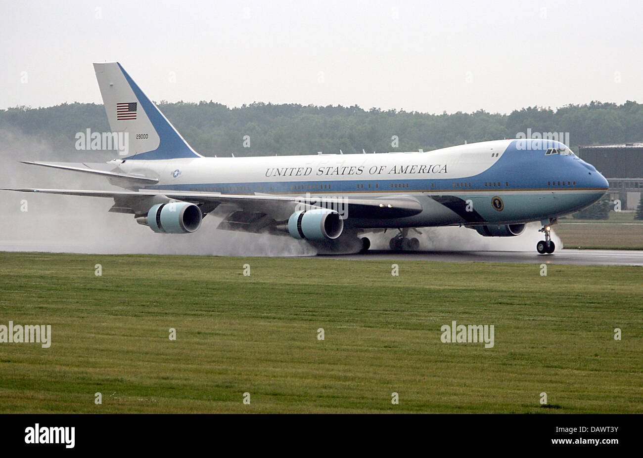 Die Boeing 747 "Air Force One" von US-Präsident George W. Bush kommt nach dem G8-Gipfel Heiligendamm am Flughafen Rostock-Laage, Deutschland, 6. Juni 2007. Foto: Oliver Berg Stockfoto