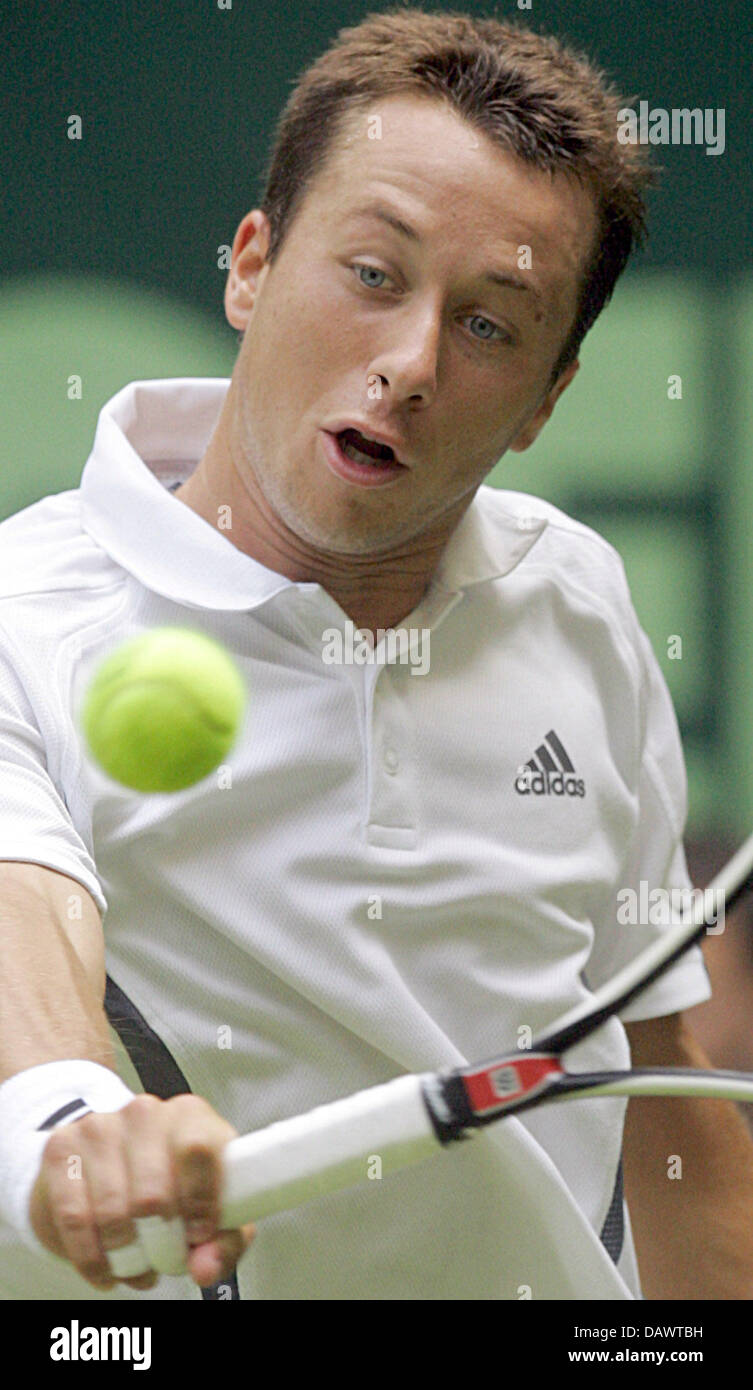 Deutschen Tennisprofi Philipp Kohlschreiber trifft eine Rückhand während seinem Viertelfinale Spiel gegen gesetzte US James Blake bei der 15. Gerry Weber Open in Halle/Westfalen, Deutschland, 15. Juni 2007. Kohlschreiber besiegt Blake 6-4, 6-3. Foto: Bernd Thissen Stockfoto