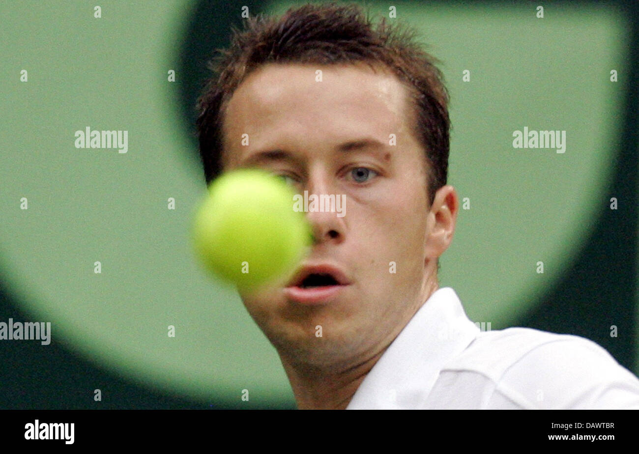 Deutschen Tennisprofi Philipp Kohlschreiber konzentriert sich die Kugel in seinem Viertelfinale Spiel gegen gesetzte US James Blake bei der 15. Gerry Weber Open in Halle/Westfalen, Deutschland, 15. Juni 2007. Kohlschreiber besiegt Blake 6-4, 6-3. Foto: Bernd Thissen Stockfoto