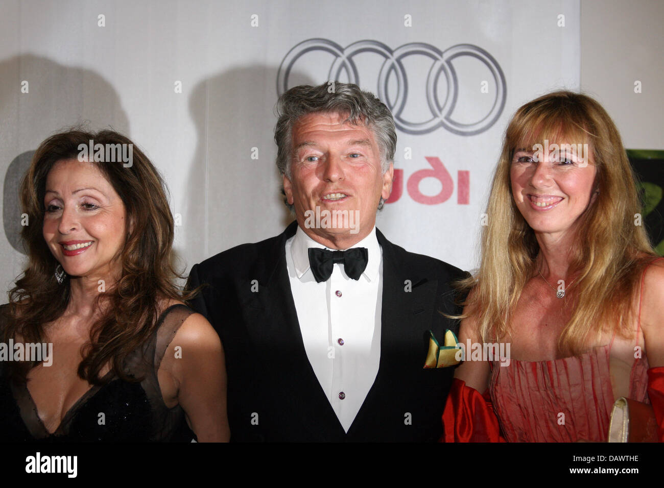 (L-R) Griechische Sängerin Vicky Leandros, CEO von Villeroy & Boch Wendelin von Boch-Galhaus und Maria Koteneva, Ehefrau des russischen Botschafters in Deutschland, posieren für die Fotografen im Rahmen einer Charity-Gala am Bodensee Mainau, Deutschland, 15. Juni 2007 Insel. Die Gala Gelder für Königin Silvia von Schweden der Mentor Stiftung und 300 Gäste des königlichen Häusern Hohenzollern, Stockfoto