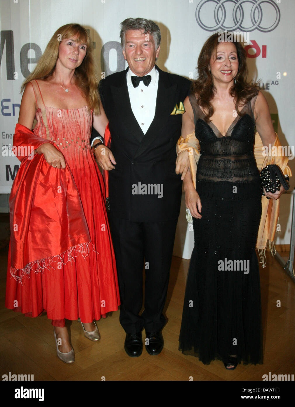 (R-L) Griechische Sängerin Vicky Leandros, CEO von Villeroy & Boch Wendelin von Boch-Galhaus und Maria Koteneva, Ehefrau des russischen Botschafters in Deutschland, posieren für die Fotografen im Rahmen einer Charity-Gala am Bodensee Mainau, Deutschland, 15. Juni 2007 Insel. Die Gala Gelder für Königin Silvia von Schweden der Mentor Stiftung und 300 Gäste des königlichen Häusern Hohenzollern, Stockfoto