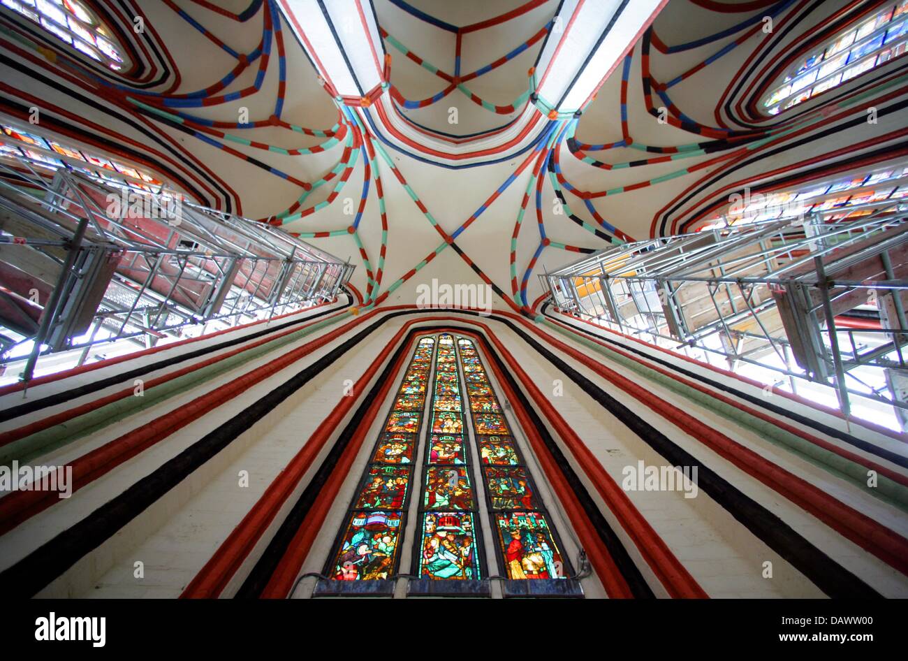 Das Bild zeigt die Decke und die ersten fertigen Bleiglas-Fenster einer Kirche in Frankfurt Oder, Deutschland, 18. Juni 2007. Die definitiven zwei fehlenden Bleiglas-Fenster des historischen "Bild-Bibel" heute installiert werden. Die Fenster wurden nach Sankt Petersburg vor Beginn des zweiten Weltkriegs zu bewahren ausgeliefert. 2002 wurden sie zurück nach Frankfurt und zwei ja gebracht Stockfoto