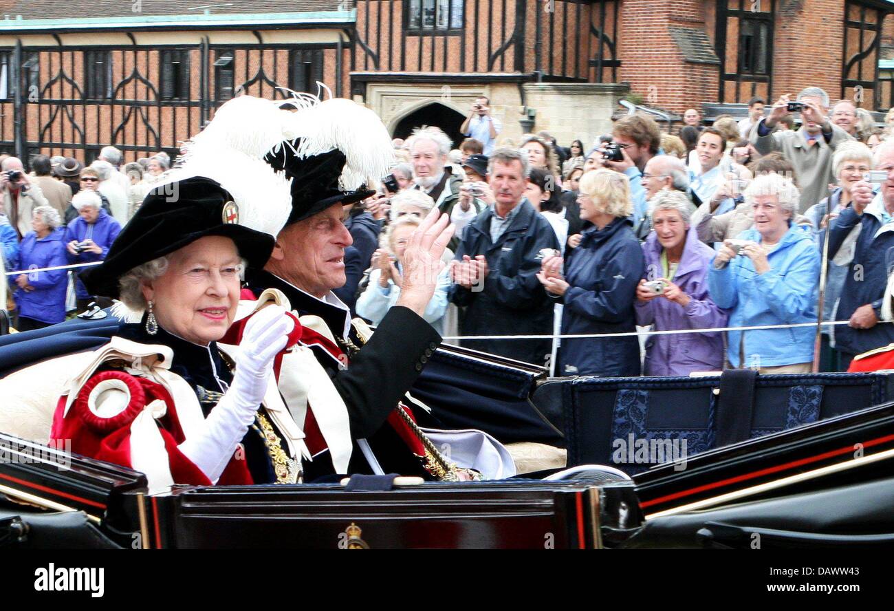 HM Königin Elizabeth II des Vereinigten Königreichs (L) und Prinz Philip, Duke of Edinburgh (2 L) Welle, der Plebs bei der Bestellung der Strumpfband-Prozession in Windsor, Großbritannien, 18. Juni 2007. Die Reihenfolge der das Strumpfband war der erste, und bleibt der renommierten, britischen Auftrag des Rittertums. Es wurde begonnen, in oder um 1348 von Edward III, und zunächst der Monarch und 25 Ritter Stockfoto