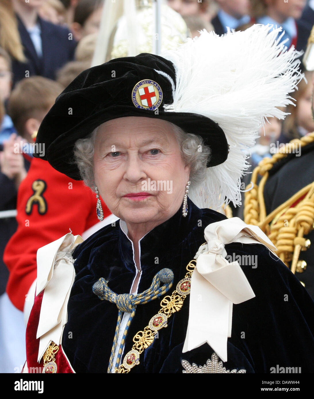 HM Königin Elizabeth II des Vereinigten Königreichs im Bild bei der Bestellung der Strumpfband-Prozession in Windsor, Großbritannien, 18. Juni 2007. Die Reihenfolge der das Strumpfband war der erste, und bleibt der renommierten, britischen Auftrag des Rittertums. Es begann in oder um 1348 von Edward III und zunächst der Monarch und 25 Ritter enthalten. Foto: A. Nieboer (Niederlande) Stockfoto
