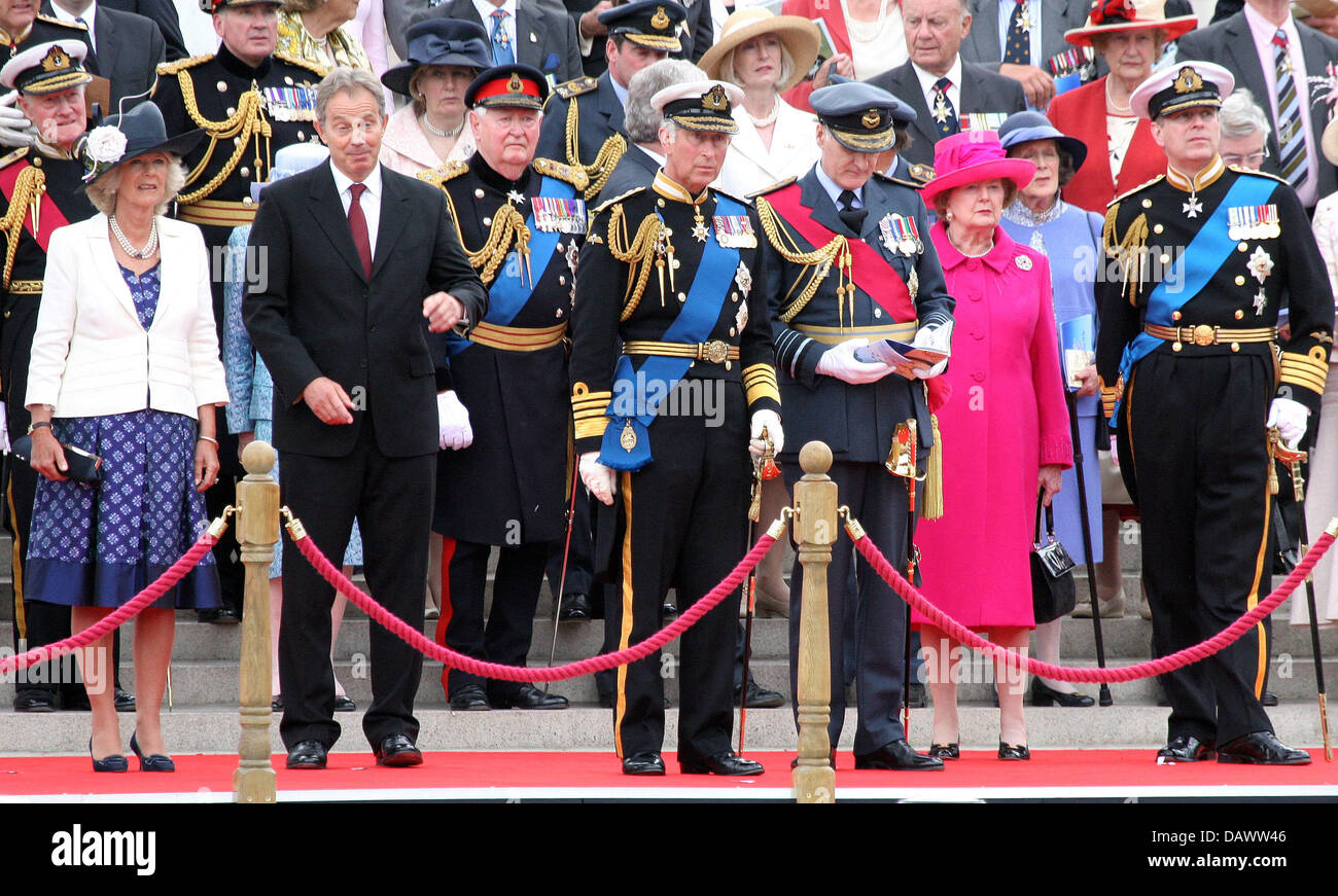 (Vorderreihe L-R) Camilla Duchess of Cornwall, der britische Premierminister Tony Blair, HRH Prinz Charles von Wales, Air Chief Marshal Sir Jock Stirrup, ehemaliger britischer Premierminister Margret Thatcher Baroness of Kesteven und Prinz Andrew Duke of York beobachten die Parade der Veteranen des 25. Jubiläums der Falkland-Inseln-Konflikt in London, Vereinigtes Königreich, 17. Juni 2007. Foto: Niebo Stockfoto