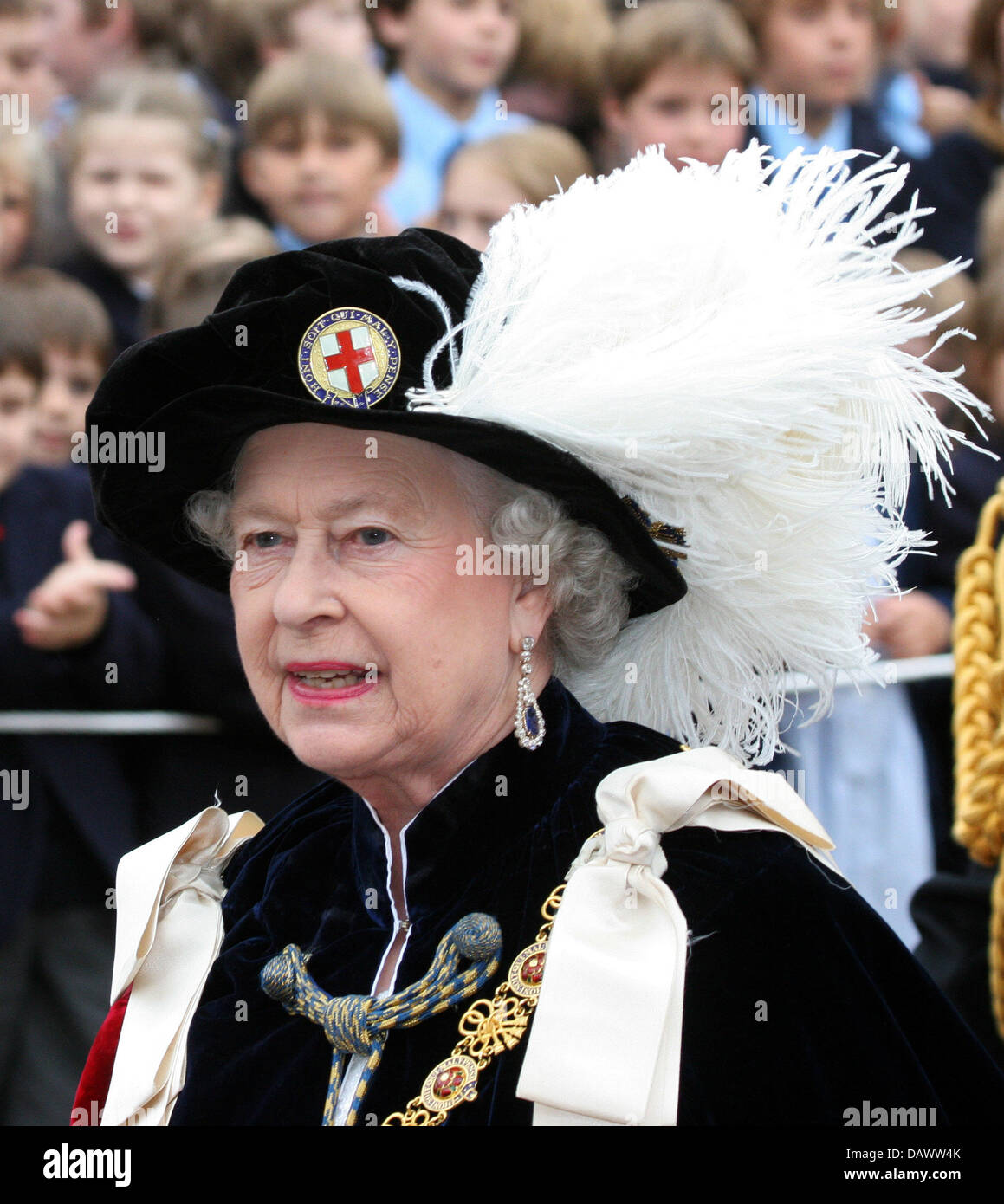 HM Königin Elizabeth II des Vereinigten Königreichs im Bild bei der Bestellung der Strumpfband-Prozession in Windsor, Großbritannien, 18. Juni 2007. Die Reihenfolge der das Strumpfband war der erste, und bleibt der renommierten, britischen Auftrag des Rittertums. Es begann in oder um 1348 von Edward III und zunächst der Monarch und 25 Ritter enthalten. Foto: A. Nieboer (Niederlande) Stockfoto