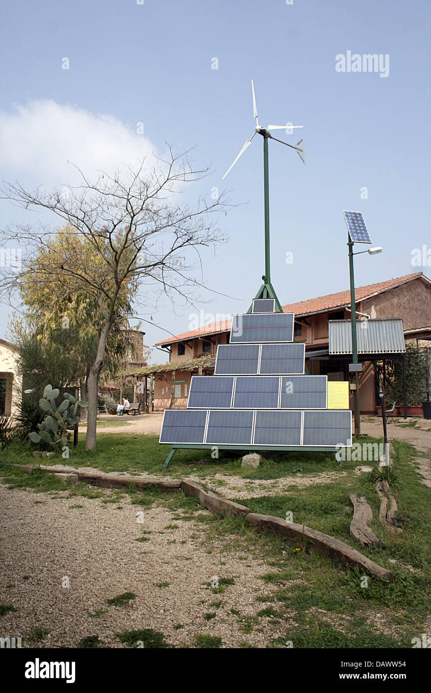Sonnenkollektoren und ein Windrad auf dem Gelände der Landwirtschaft Genossenschaft 'Agricoltura Nuova"("neue Landwirtschaft") in der Nähe von Rom 17. März 2007 abgebildet. Erwerbslosen Bauern und Arbeiter gründete die Genossenschaft am 26. März 1977 herstellen Direktvertrieb, alternative Energien, biologischen Anbau und artgerechte Tierhaltung. Foto: Lars Halbauer Stockfoto