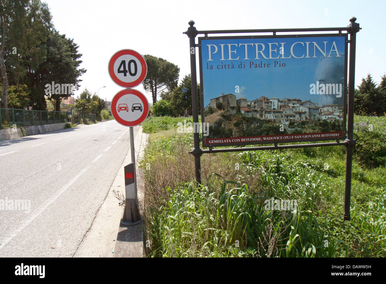 (Dpa-Datei) Das Schild am Eingang der Stadt zeigt die Geschichte von Pietrelcina, Italien, 15. August 2005. Legendäre Pater Pio wurde am 25. Mai 1887 unter dem Namen Francesco Forgione in der südlichen Stadt Italina Pietrelcina in der Nähe von Benevento geboren und starb am 23 Septmber 1986 in San Giovanni Rotondo. Italien verehrt den Priester als die Nationalheilige, mit vielen Wundern und Theref verknüpft ist Stockfoto
