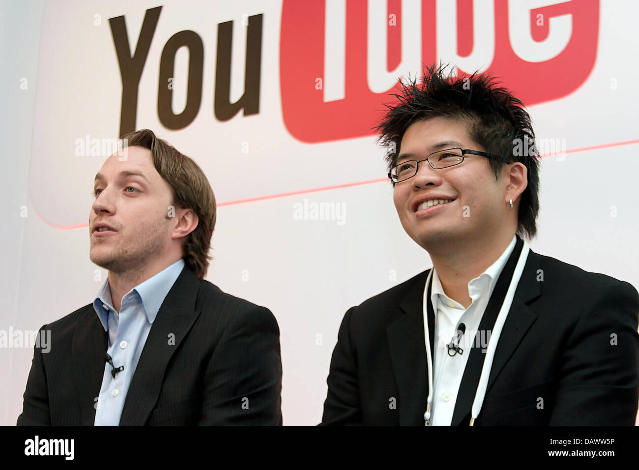 YouTube-Gründer Chad Hurley (L) und Steve Chen (R) präsentieren neun neuen internationale YouTube-Versionen vor Journalisten in Paris, 19. Juni 2007. Die Einführung des deutschen YouTube-Version musste aufgrund der ungeklärten Fragen des Urheberrechts verschoben werden. Foto: Christoph Dernbach Stockfoto