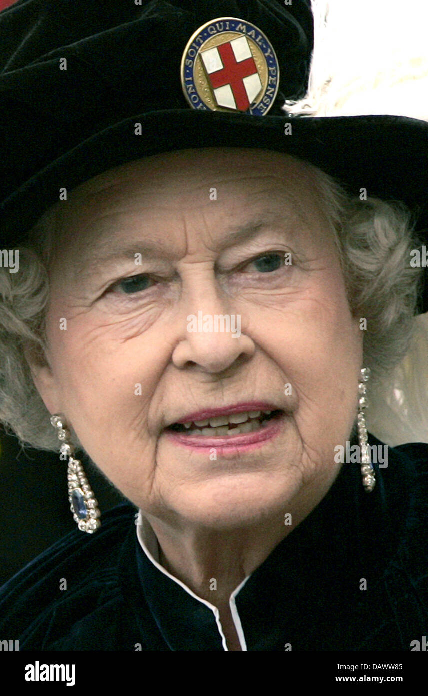 HM Königin Elizabeth II des Vereinigten Königreichs im Bild bei der Bestellung der Strumpfband-Prozession in Windsor, Großbritannien, 18. Juni 2007. Die Reihenfolge der das Strumpfband war der erste, und bleibt der renommierten, britischen Auftrag des Rittertums. Es begann in oder um 1348 von Edward III und zunächst der Monarch und 25 Ritter enthalten. Foto: Luke Macgregor/UPPA/Photoshot Stockfoto