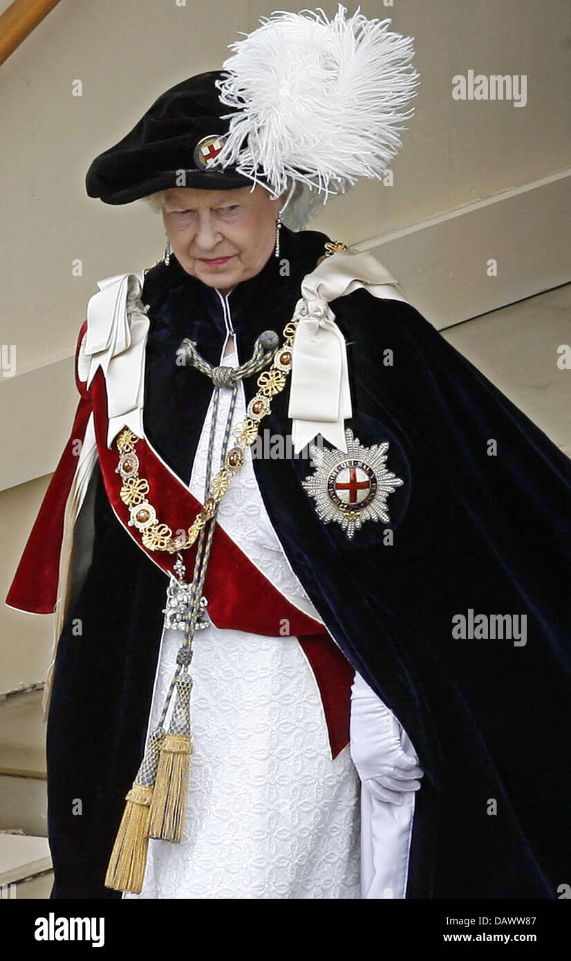 HM Königin Elizabeth II des Vereinigten Königreichs im Bild bei der Bestellung der Strumpfband-Prozession in Windsor, Großbritannien, 18. Juni 2007. Die Reihenfolge der das Strumpfband war der erste, und bleibt der renommierten, britischen Auftrag des Rittertums. Es begann in oder um 1348 von Edward III und zunächst der Monarch und 25 Ritter enthalten. Foto: Leon Neal/UPPA/Photoshot Stockfoto