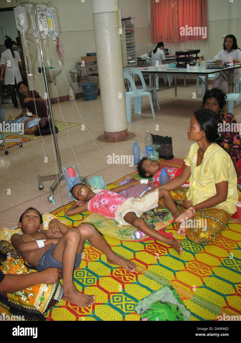 Mütter und ihre kranken Kinder warten auf Behandlung in der Kinder Krankenhaus von Siem Reap, Kambodscha, 17. Juni 2007. Laut Schweizer Arzt leidet Beat Richner Kambodscha die schlimmsten Dengue-Fieber-Epidemie in 50 Jahren. Registrierte Infektion stieg von 1.200 im April mehr als 3.200 im Mai und 1.254 Aleady in der ersten Juniwoche. Foto: Christiane Oelrich Stockfoto