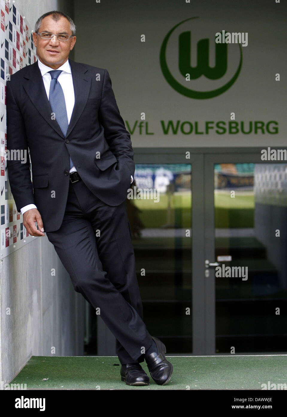 Felix Magath, Verein in persönlichen union Trainer, Sport- und managing Director der Bundesliga VfL Wolfsburg, während ein Foto-Shooting in der Volkswagen Arena Stadion von Wolfsburg, Deutschland, 19. Juni 2007 mit der Club Logo abgebildet. Foto: Jochen Luebke (Hinweis: MINDESTGEBÜHR 75 EURO) Stockfoto