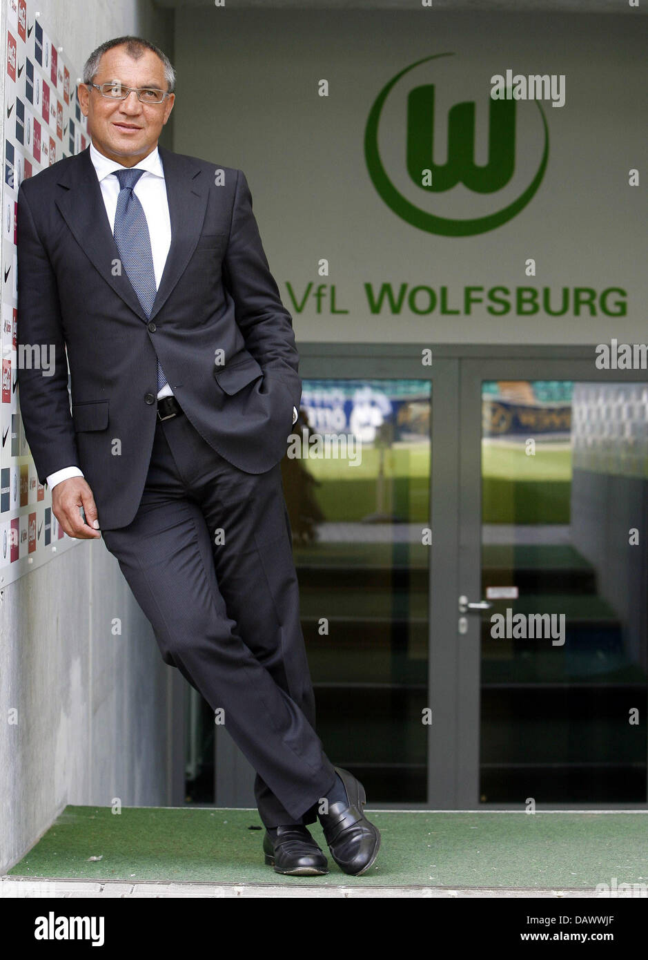 Felix Magath, Verein in persönlichen union Trainer, Sport- und managing Director der Bundesliga VfL Wolfsburg, während ein Foto-Shooting in der Volkswagen Arena Stadion von Wolfsburg, Deutschland, 19. Juni 2007 mit der Club Logo abgebildet. Foto: Jochen Luebke (Hinweis: MINDESTGEBÜHR 75 EURO) Stockfoto