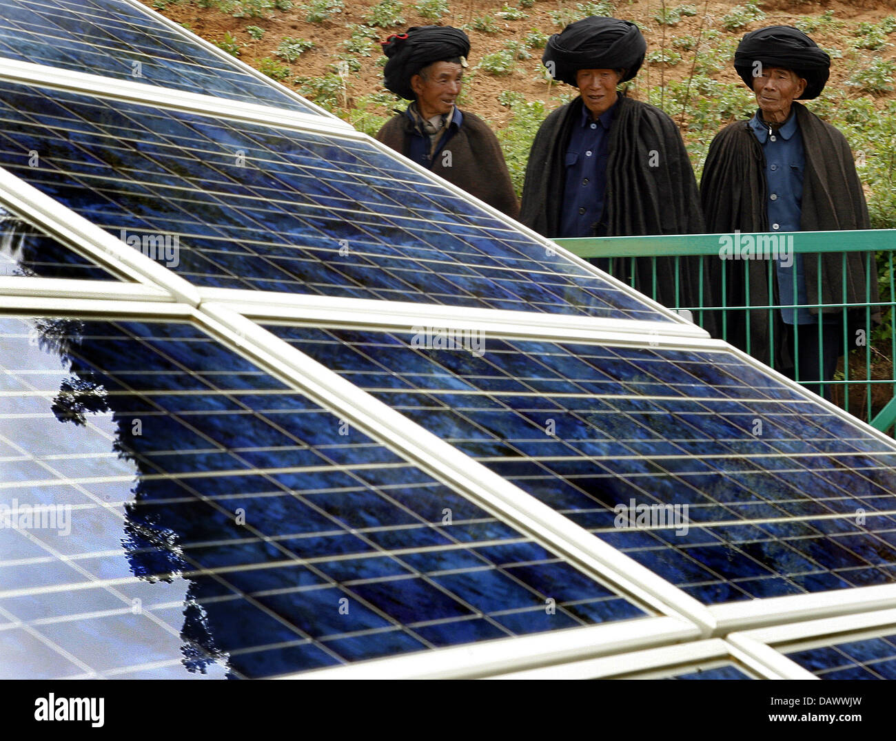 Stadtältesten werfen Sie einen Blick an einem solar-Gerät in der Nähe von Lijang, China, 23. Mai 2007. Banken, KfW-Gruppe und der Gesellschaft für technische Zusammenarbeit (GTZ) finanziert das Projekt. Bundespräsident Horst Köhler und seine Frau Eva Luise sind in China für einen viertägigen Besuch nach einem Besuch in Vietnam vor. Foto: Wolfgang Kumm Stockfoto
