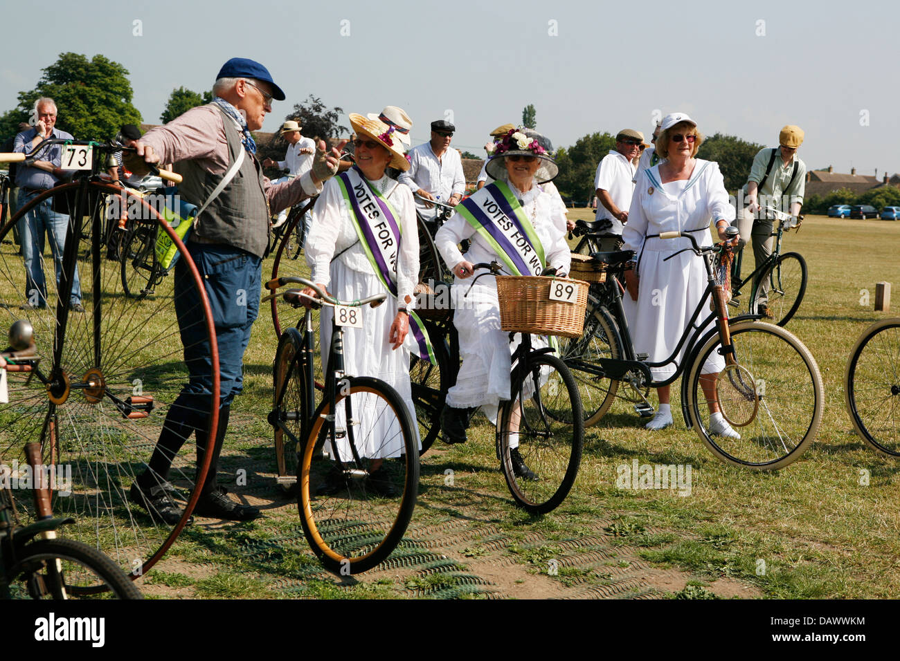 Menschen im Zeitraum Outfits und Vintage Fahrräder, die Frauen sind als Suffragetten gekleidet. Stockfoto