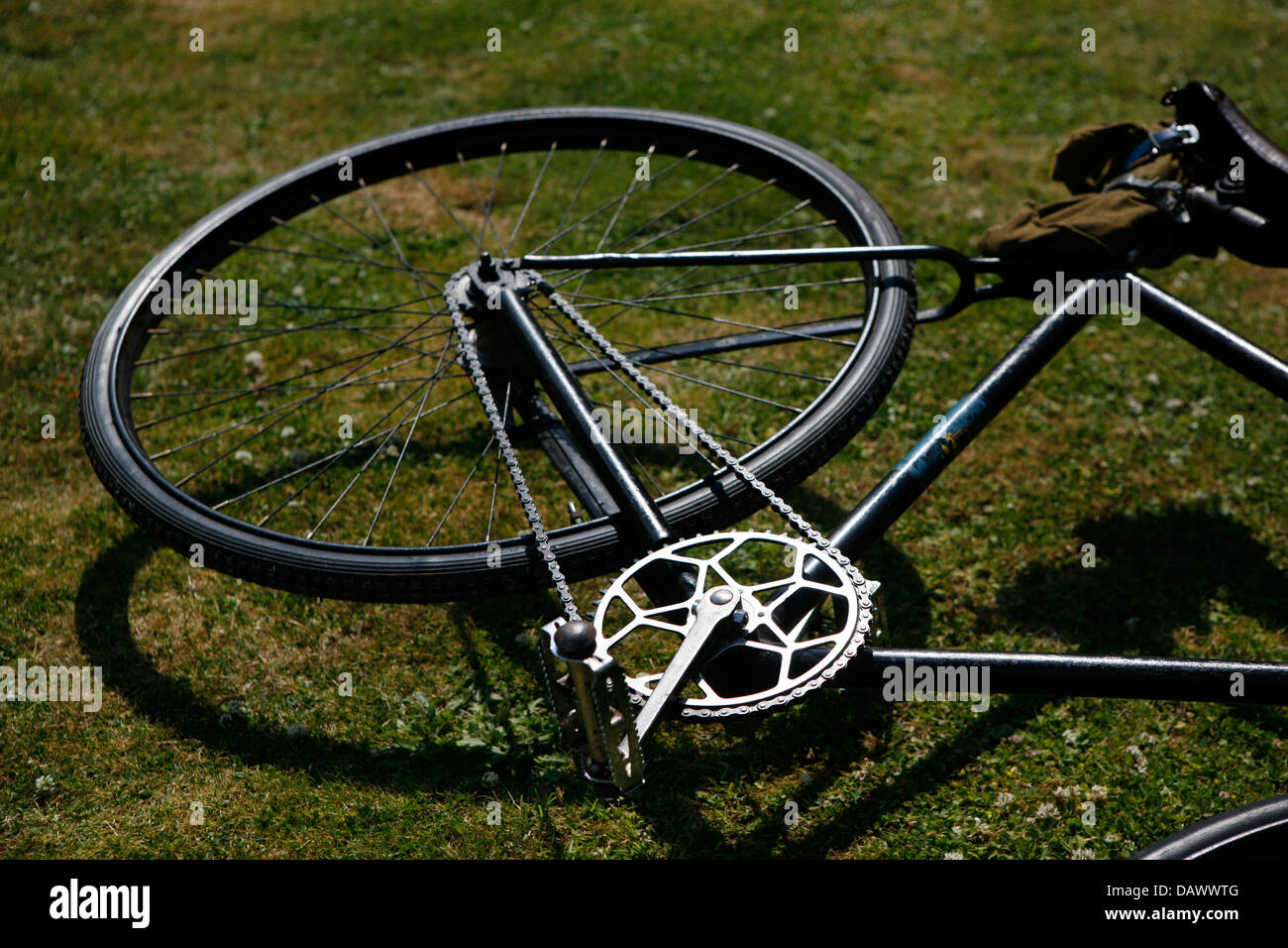 Oldtimer Fahrrad auf seiner Seite mit Kurbel, Kette und Hinterrad. Stockfoto