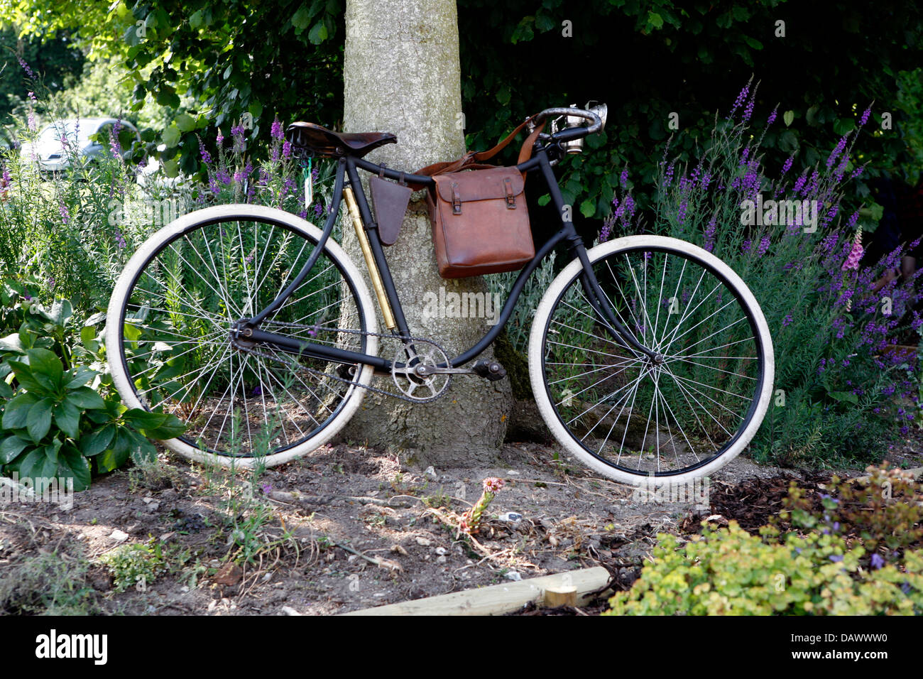 Vintage-gebogenen Rahmen Herren Fahrrad geliehen gegen einen Baum. Stockfoto