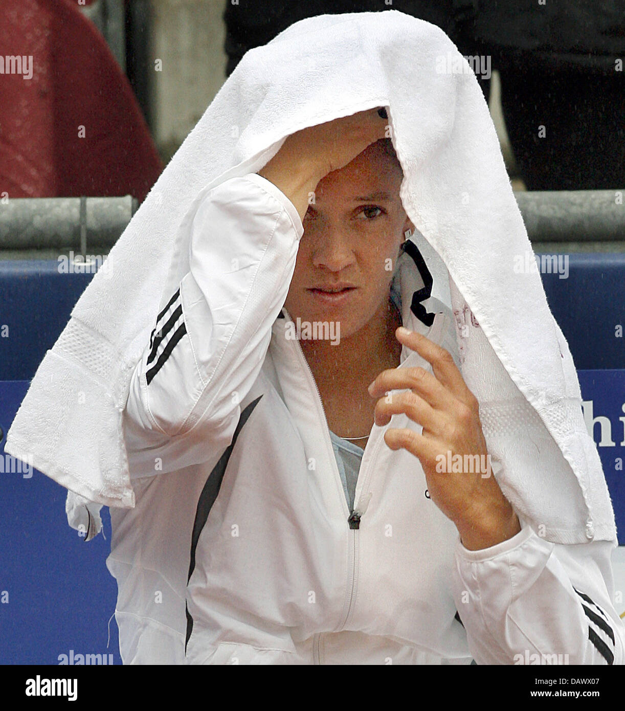 Schweizer Tennis pro Patty Schnyder sucht Zuflucht unter einem Handtuch vor dem Regen einstellen bei den Qatar Telecom German Open im Steffi Graf Stadion in Berlin, 7. Mai 2007. Foto: Wolfgang Kumm Stockfoto