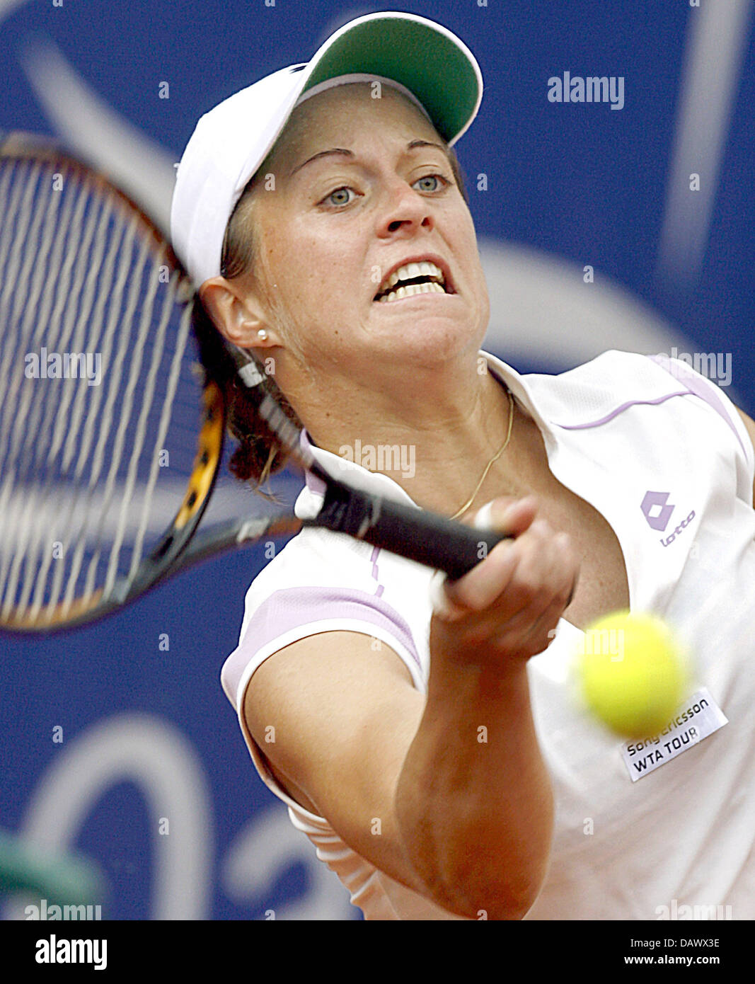 Deutschen Tennisprofi Martina Mueller zerschlägt eine Vorhand in ihrem Match gegen griechische Eleni Daniilidou in Qatar Telecom German Open in Berlin, Deutschland, 8. Mai 2007. Foto: Wolfgang Kumm Stockfoto