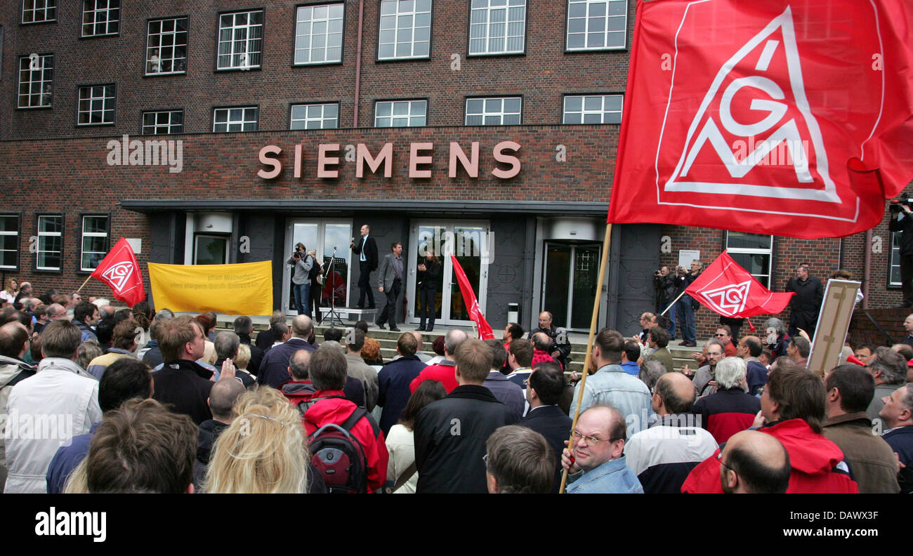 Mitarbeiter von Nokia Siemens Networks (NSN) protestieren die geplanten Entlassungen im Werk in Berlin, Deutschland, 8. Mai 2007. Die Entlassungen in das Joint Venture von Nokia und Siemens wäre 2.800 Arbeitsplätze in Deutschland betroffen. Foto: Steffen Kugler Stockfoto