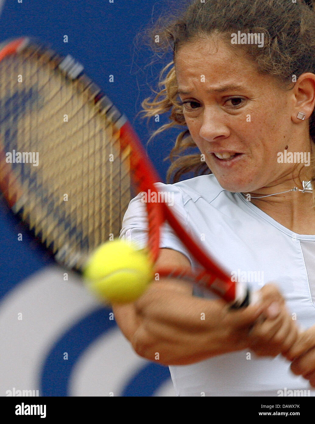 Schweizer Tennis-Profis Patty Schnyder schlägt den Ball in ihr erstes Vorrundenspiel gegen italienische Roberta Vinci bei den Qatar Telecom German Open im Steffi-Graf-Stadion in Berlin, Deutschland, 8. Mai 2007. Foto: Wolfgang Kumm Stockfoto