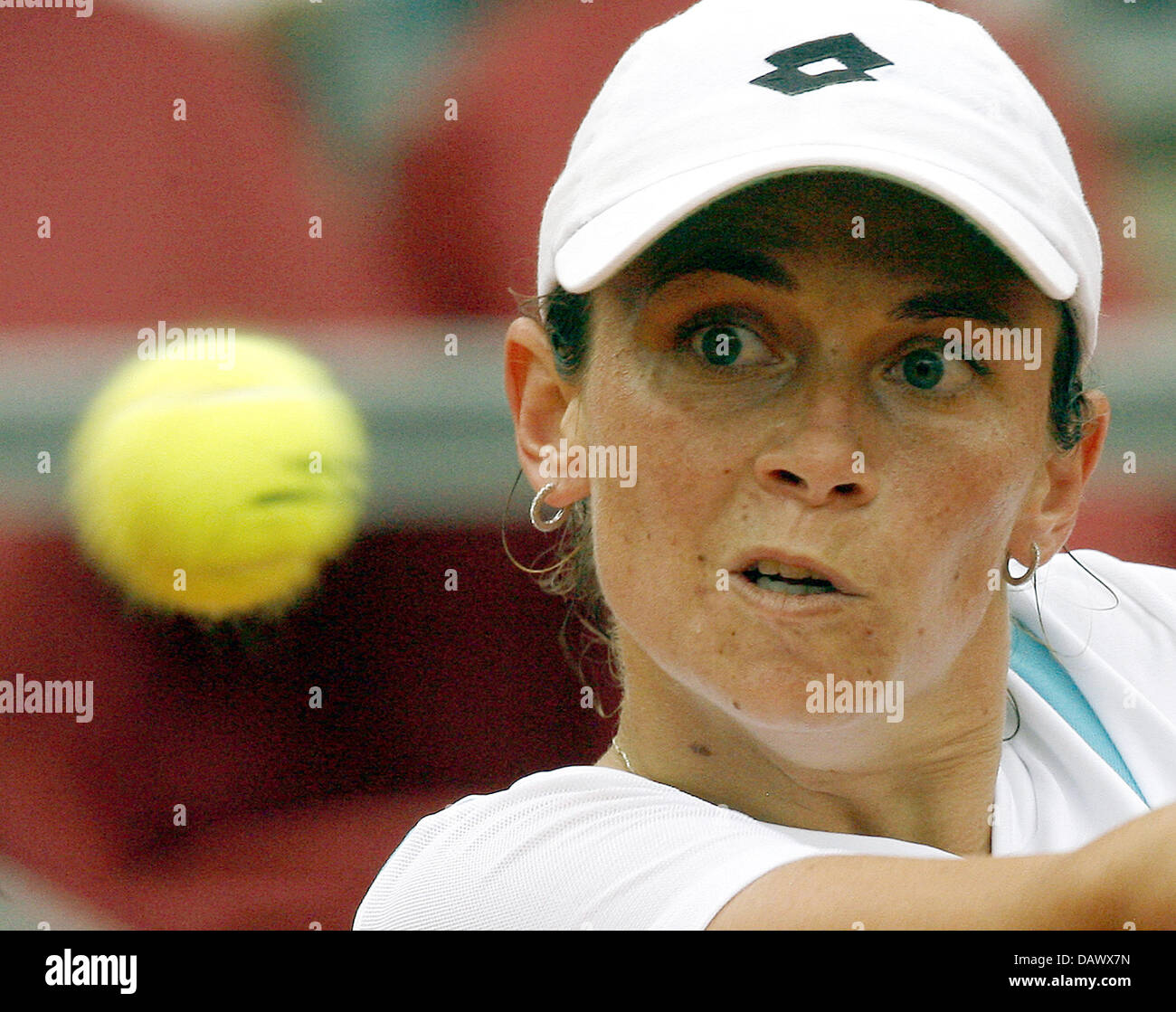 Italienischen Tennis-Profis Roberta Vinci konzentriert sich auf den ball in ihr erstes Vorrundenspiel gegen Schweizer Patty Schnyder bei den Qatar Telecom German Open im Steffi-Graf-Stadion in Berlin, Deutschland, 8. Mai 2007. Foto: Wolfgang Kumm Stockfoto