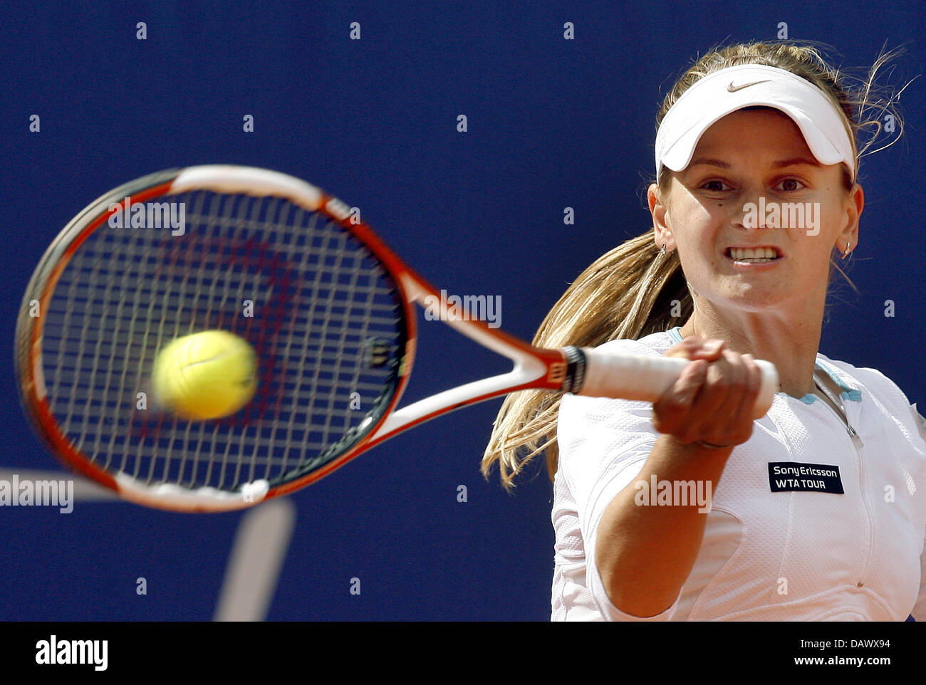 Tschechische Tennis spielt pro Susanna Ondraskova eine Vorhand in ihr erstes Vorrundenspiel gegen Daniela Hantuchova aus der Slowakei bei den Qatar Telecom German Open im Steffi-Graf-Stadion in Berlin, Deutschland, 9. Mai 2007. Foto: Wolfgang Kumm Stockfoto