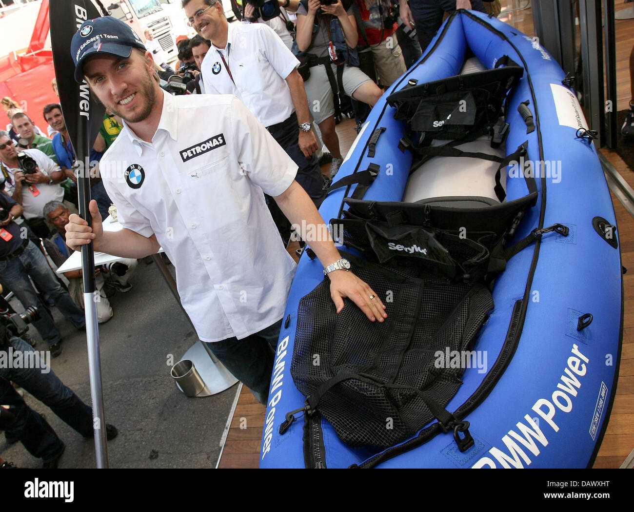 Deutsche Formel1 pilot Nick Heidfeld von BMW Sauber feiert seinen 30. Geburtstag mit dem Team beim Rennen verfolgen "Circuit de Catalunya" in Barcelona in der Nähe von Barcelona, Spanien, Donnerstag, 10. Mai 2007. Als Geschenk erhielt Heidfeld ein Kajak. Der Grand Prix von Spanien statt findet am Sonntag, den 13. Mai. Foto: JENS Büttner Stockfoto