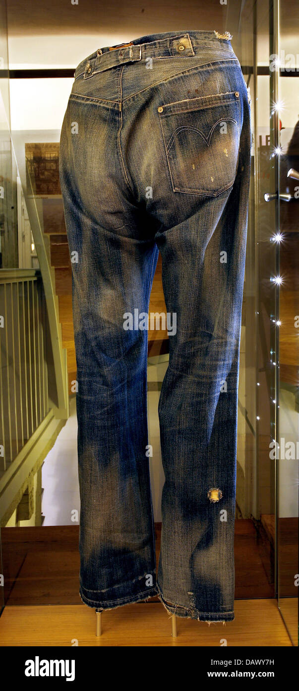 Das Bild zeigt die Rückseite eines 500 vorhandenen Kopien der ältesten Levis -Jeans "Nevada-Jeans" bei "Levi Strauss Museum" in Buttenheim, Deutschland,  7. Mai 2007. Die 501 Originalmodell befindet sich im Archiv der Sitz