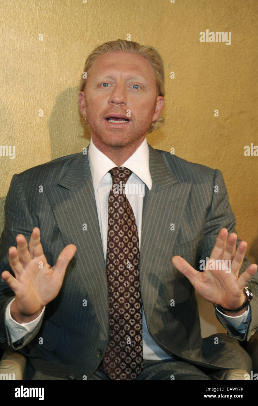 Ehemaligen Tennisprofi Boris Becker bei der Präsentation der neuen "Boris Becker" (BB) Tennis Kollektion in Hamburg, Deutschland, 14. Mai 2007 Gesten. Die BB-Sammlung umfasst Taschen, Schläger und funktioneller Sportbekleidung. Eine Portion Tennisspieler zu erinnern an die Stärken der dreifachen Wimbeldon Sieger Becker, fungiert als Logo der Sammlung. Foto: Wolfgang Langenstrassen Stockfoto