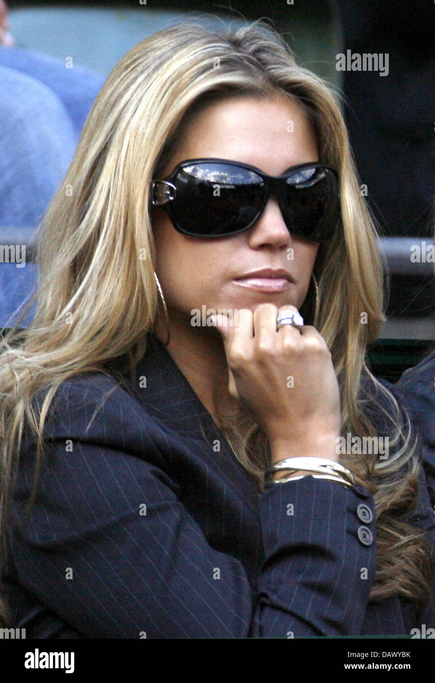 Sylvie van der Vaart, die Frau des Hamburger Fußballspieler Rafael van der Vaart, folgt eine Partie Hamburg Masters Tennis Tennis Stadium "Rothenbaum" in Hamburg, Deutschland, 15. Mai 2007. Foto: Sebastian Widmann Stockfoto