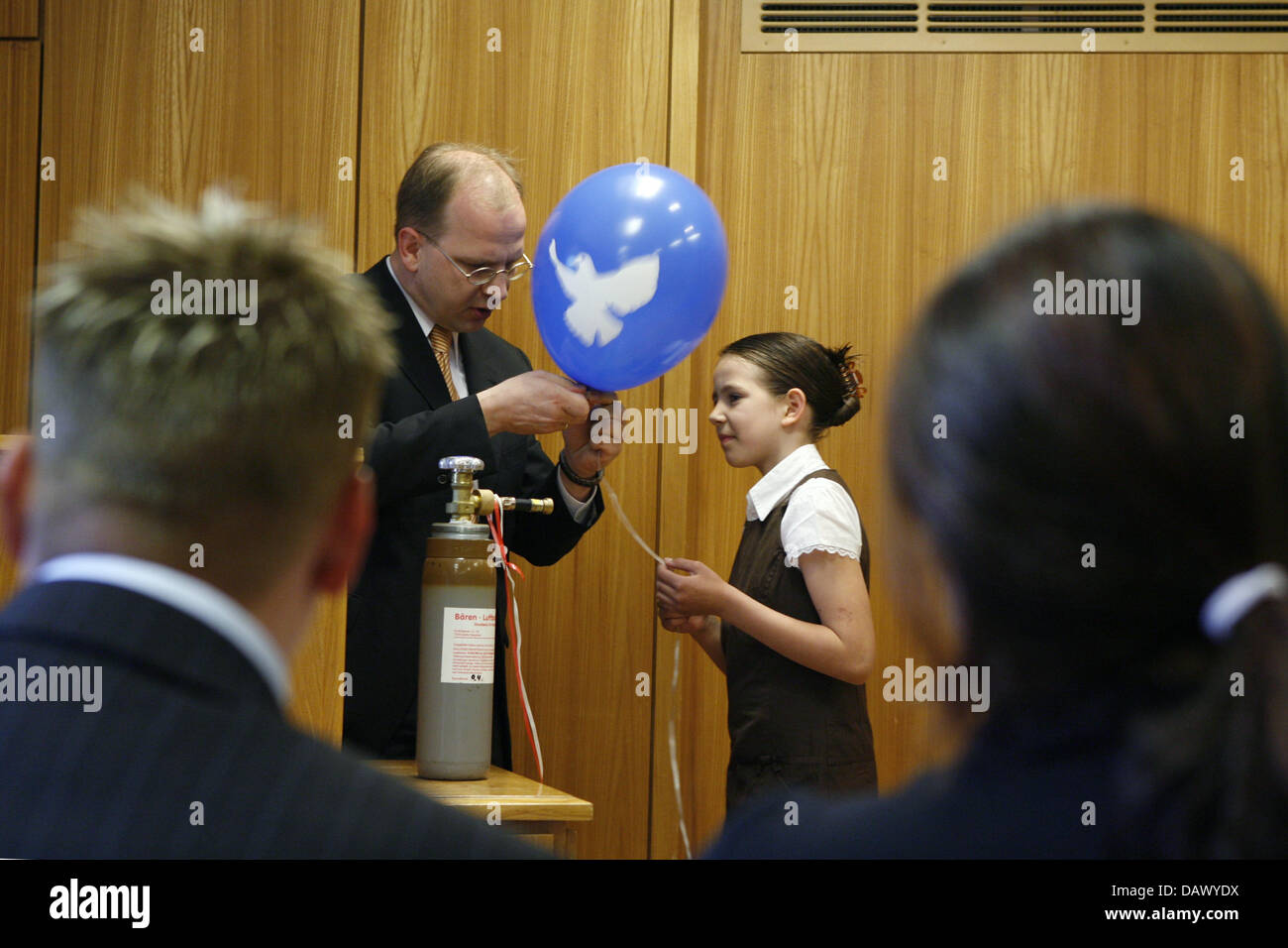 Ein Familienmitglied erklärt Täufling Alicia die Bedeutung des Heiligen Geistes mit einem Ballon und begrüßt sie in der Kirche von Jesus Christ der Heiligen der letzten Tage (LDS Kirche) Gemeinde in Berlin, Deutschland, 5. Mai 2007. Getauften wird von allen Sünden befreit. Joseph Smith gründete offiziell die Mormonen-Kirche im Jahre 1830. Foto: Klaus-Dietmar Gabbert Stockfoto