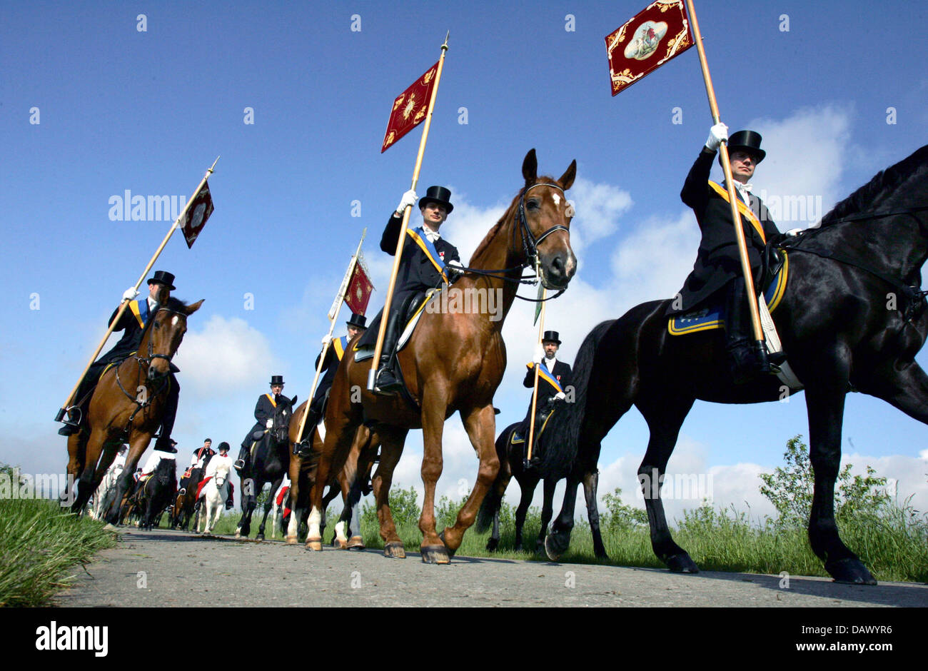Eine Gruppe von Reitern besucht die traditionellen Prozession "Blutritt", eine jährliche Veranstaltung zu Ehren der Heiligen-Blut-Reliquie am Tag nach Christi Himmelfahrt in Weingarten, Deutschland, 18. Mai 2007. Die "Blutritt in Weingarten" ist Europas größte Pferd Prozession, in denen 2.800 Fahrer formieren sich vor der Basilika, unter der Leitung von der "Blut-Fahrer" (Blutreiter), der das Relikt trägt. O Stockfoto