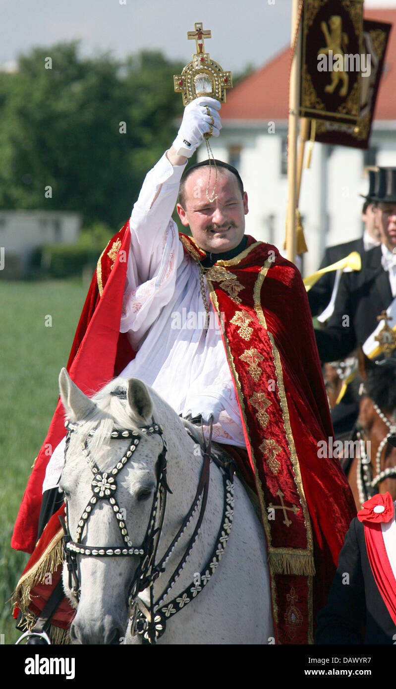 Der "Blut-Fahrer" (Blutreiter), Pater Pirmin Meyer, führt eine Gruppe von Reitern Investitur der traditionellen Prozession "Blutritt", eine jährliche Veranstaltung zu Ehren der Heiligen-Blut-Reliquie am Tag nach Christi Himmelfahrt in Weingarten, Deutschland, 18. Mai 2007. Die "Blutritt in Weingarten" ist Europas größte Pferd Prozession, in denen 2.800 Fahrer vor der Basilika unter der Leitung von zu bilden Stockfoto