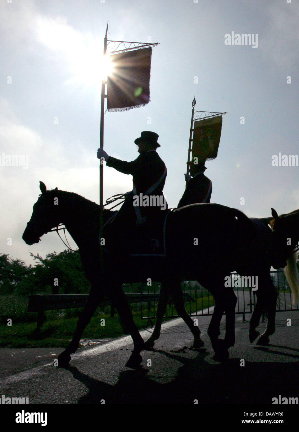 Eine Gruppe von Reitern besucht die traditionellen Prozession "Blutritt", eine jährliche Veranstaltung zu Ehren der Heiligen-Blut-Reliquie am Tag nach Christi Himmelfahrt in Weingarten, Deutschland, 18. Mai 2007. Die "Blutritt in Weingarten" ist Europas größte Pferd Prozession, in denen 2.800 Fahrer formieren sich vor der Basilika, unter der Leitung von der "Blut-Fahrer" (Blutreiter), der das Relikt trägt. O Stockfoto