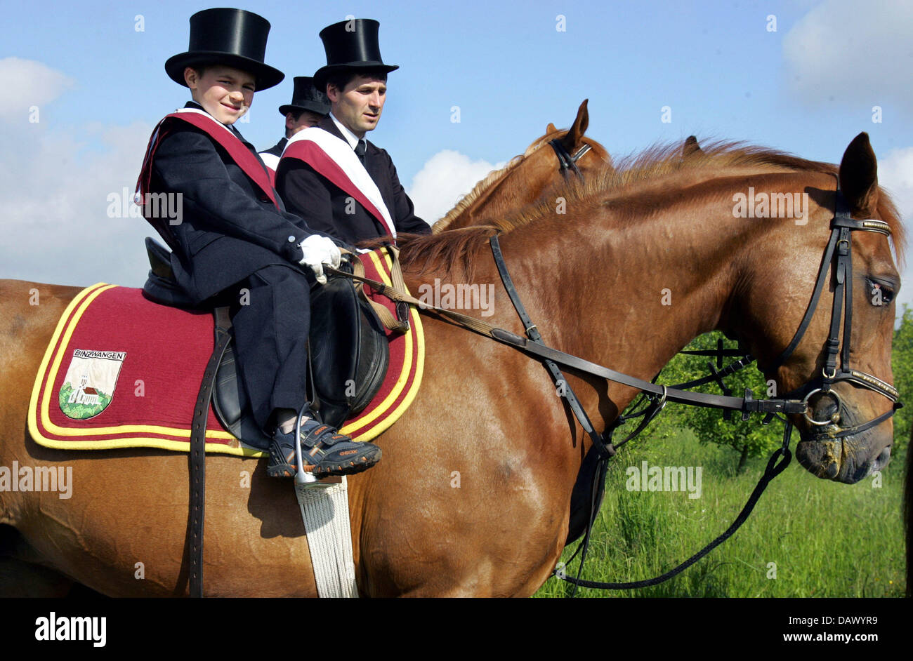 Sechs-jährigen Marijan besucht die traditionellen Prozession "Blutritt", eine jährliche Veranstaltung zu Ehren der Heiligen-Blut-Reliquie am Tag nach Christi Himmelfahrt in Weingarten, Deutschland, 18. Mai 2007. Die "Blutritt in Weingarten" ist Europas größte Pferd Prozession, in denen 2.800 Fahrer formieren sich vor der Basilika, unter der Leitung von der "Blut-Fahrer" (Blutreiter), der das Relikt trägt. Ove Stockfoto