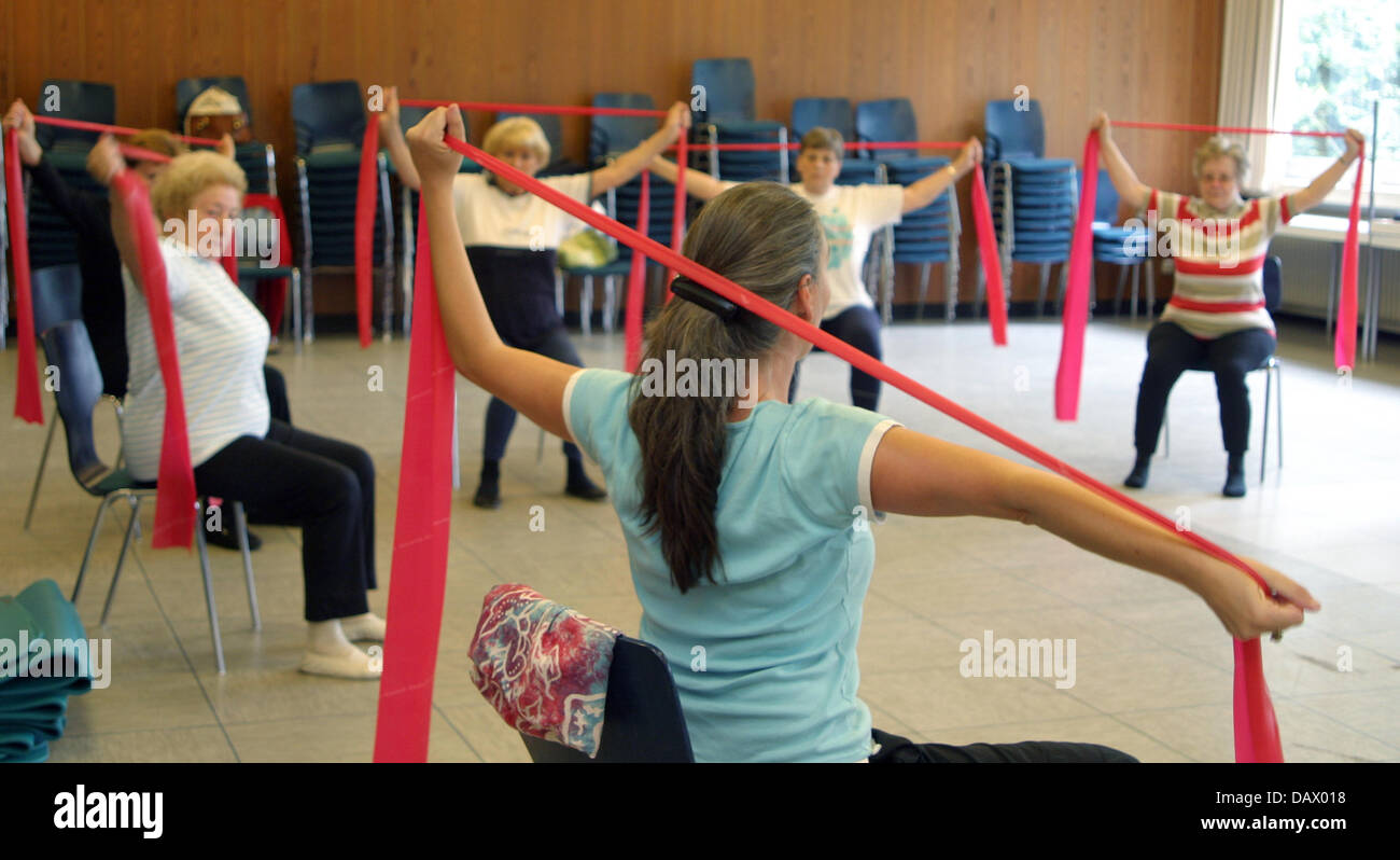 Einige ältere Frauen teilnehmen in einer Gymnastik-Klasse von der Volkshochschule mit Thera-Bänder in Frankfurt Main, Deutschland, 31. Mai 2007. Foto: Tobias Felber Stockfoto