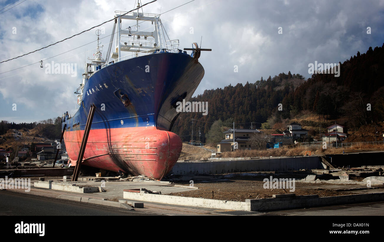 Die gestrandeten Fischerboot, Kyotoku Maru 18, wusch an Land von dem Tsunami 2011 in Kesennuma, Miyagi, Japan Stockfoto