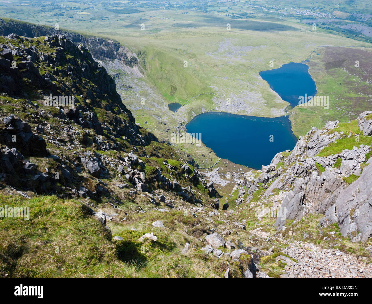 Der Snowdonia Nantlle Ridge - betrachtet Llynnau Cwm Silyn unten den großen Stein schießen auf Cwm Silyn Stockfoto