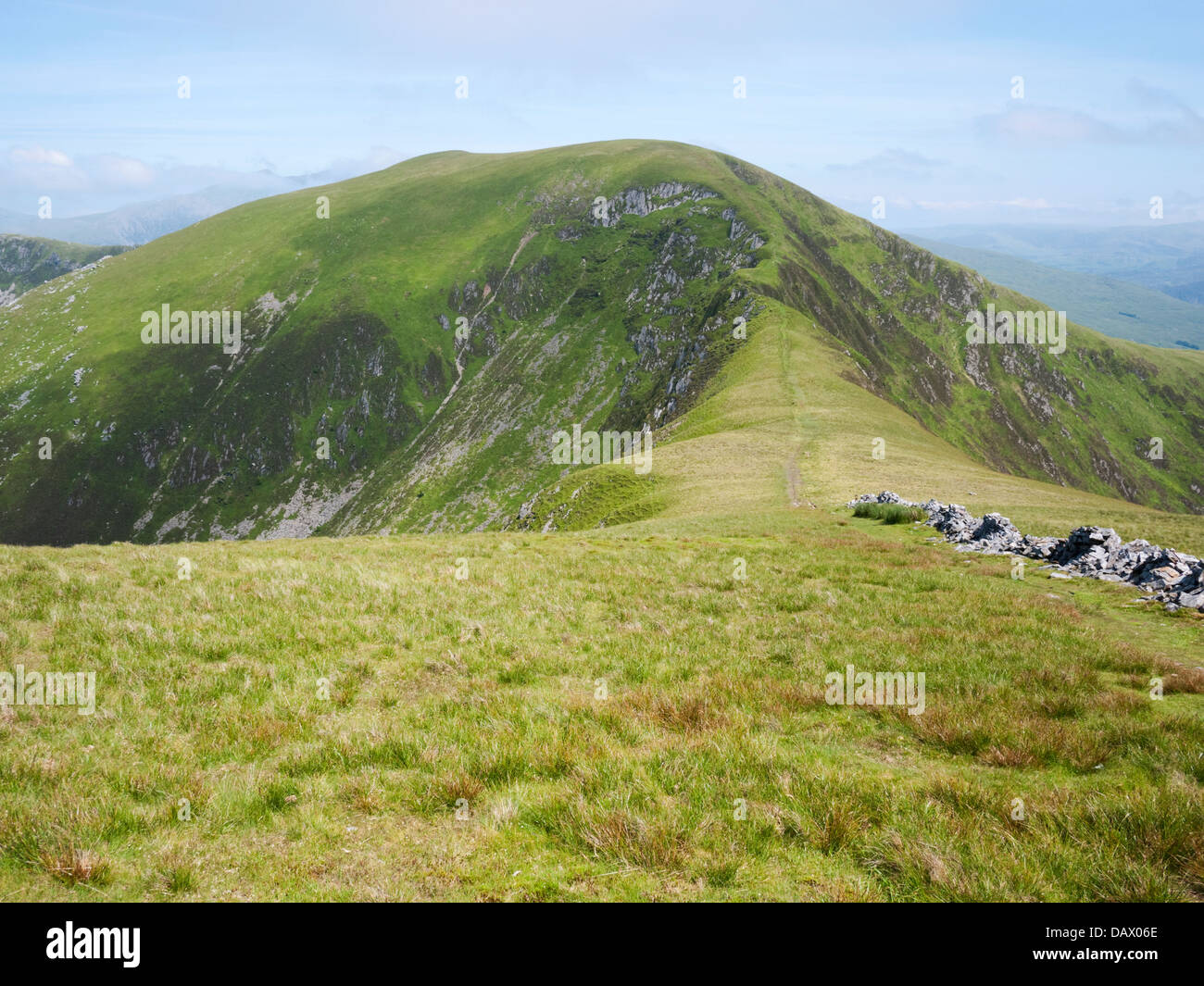 Der Snowdonia Nantlle Ridge - Trum y Ddysgl angesehen vom Mynydd Tal-y-mignedd Stockfoto