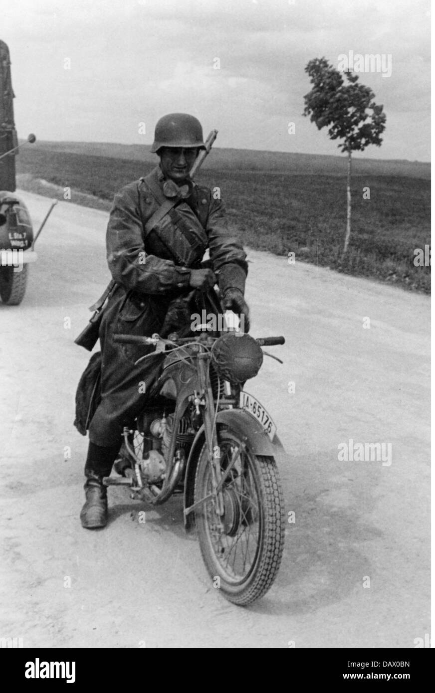 Nationalsozialismus, Organisationen, Reichsarbeitsdienst, Rad, Podklastor an der polnisch-sowjetischen Grenze, Gerhard-Günther Maas, Dispatch-Reiter der Rad Abteilung K. 1/130, auf Landstraße in der Ukraine, Sommer 1941, Zusatzrechte-Clearences-nicht vorhanden Stockfoto