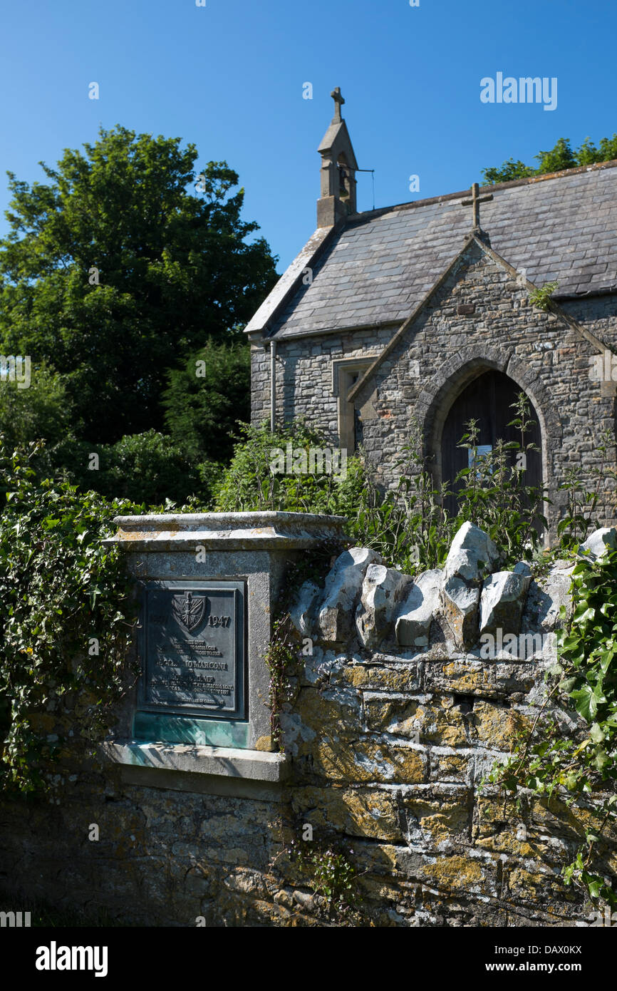 Gedenktafel zur Erinnerung an Marconis erste Radiobotschaften, die über Wasser an der Wand der St. Lawrences Church Lavernock in der Nähe von Penarth Wales UK ausgetauscht wurden Stockfoto