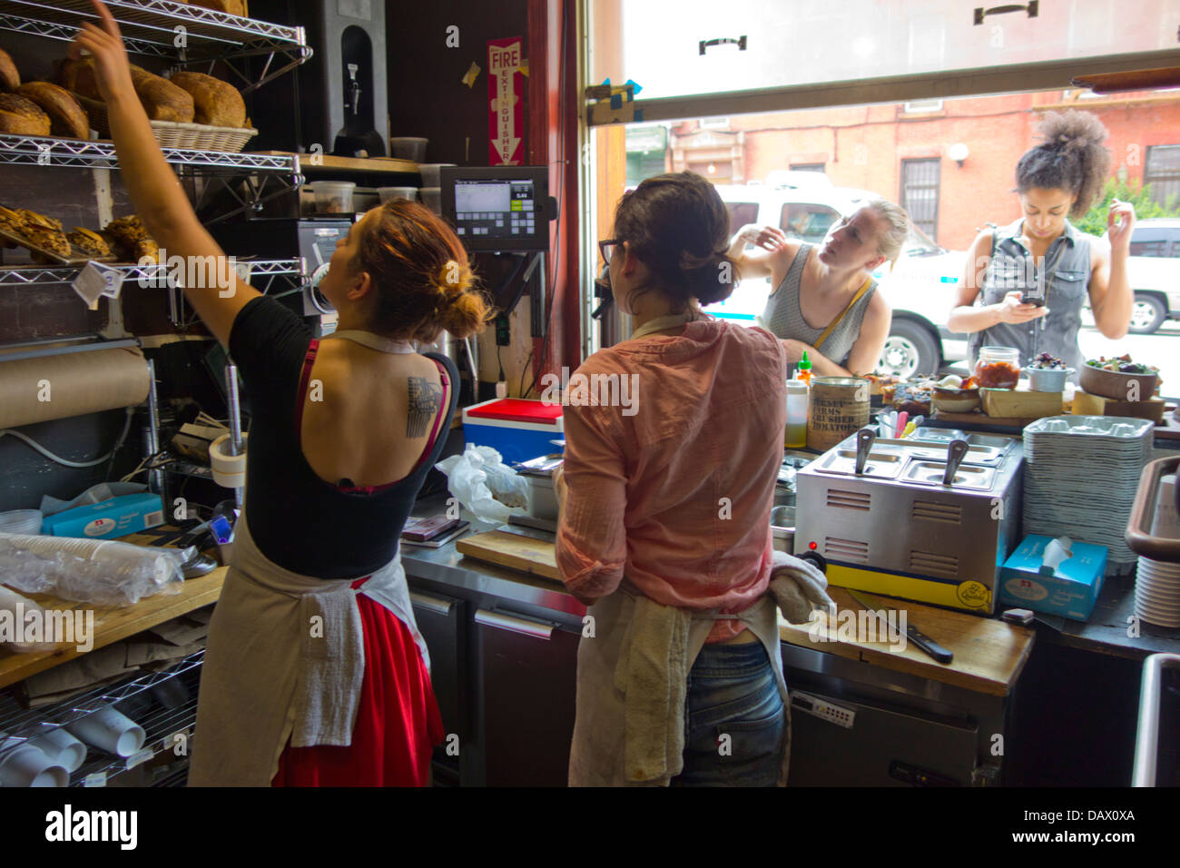 Frauen warten auf Kunden im Brot shop Stockfoto