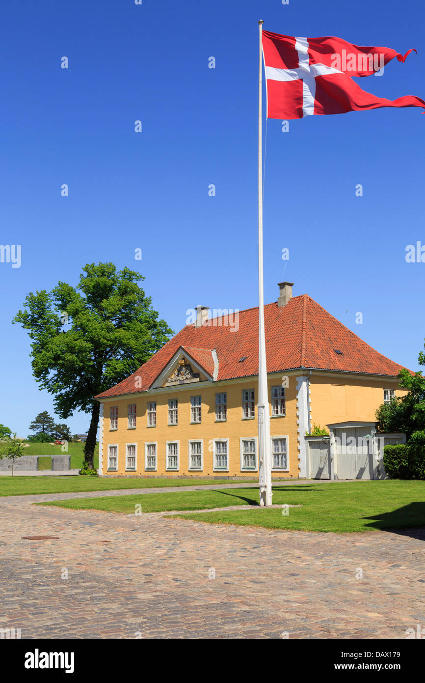 Dänische Flagge von 18thc Commander's Haus 1725 in Kastellet oder befestigte Zitadelle Frederikshavn in Kopenhagen, Seeland, Dänemark Stockfoto